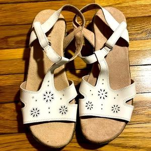 Soul Naturalizer size 10 flower cutout Sandal